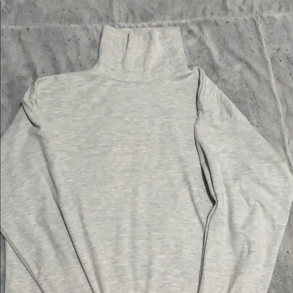 Plain light gray turtle neck // S //
